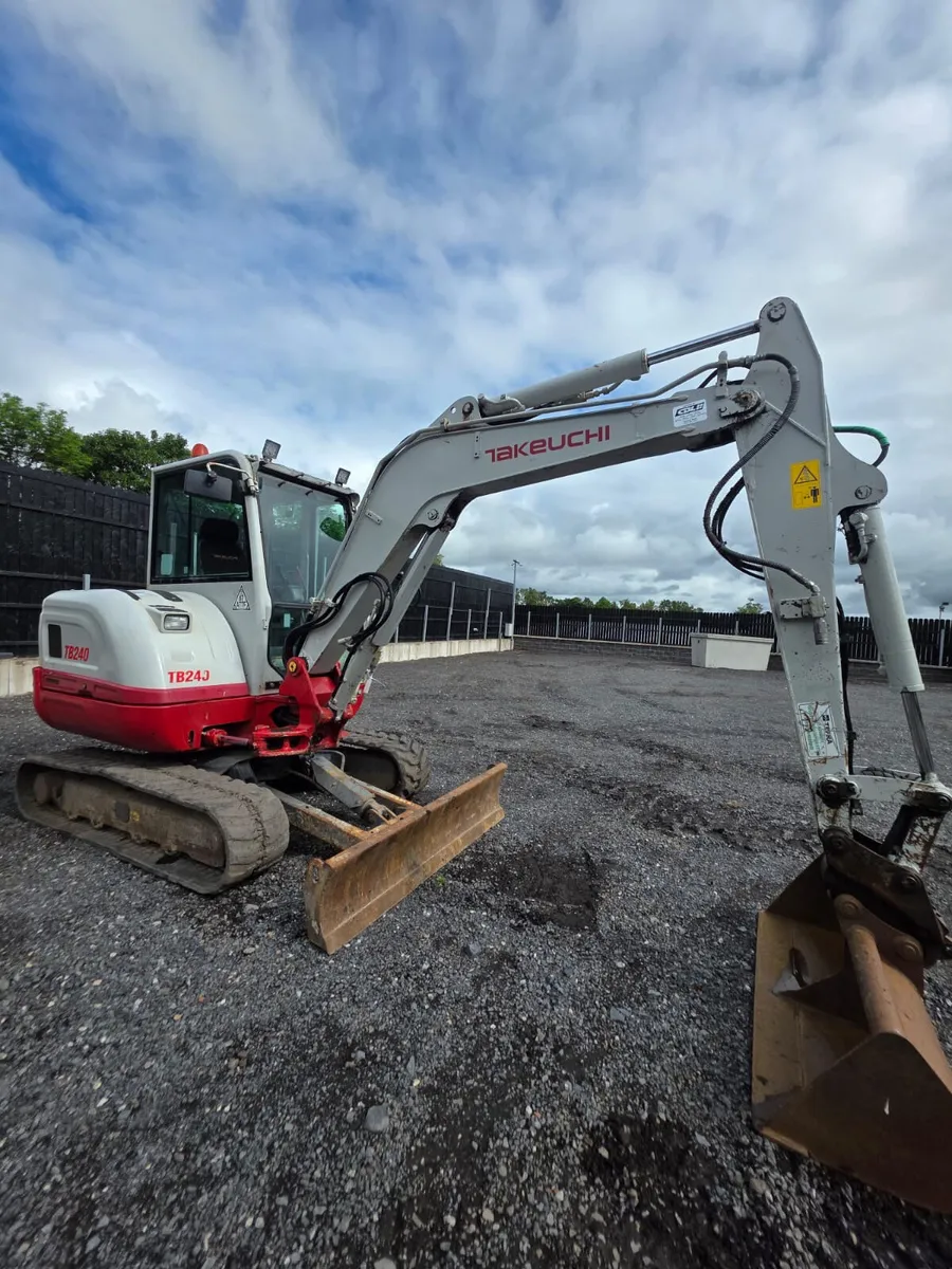 2018 TAKEUCHI TB240 - Image 2