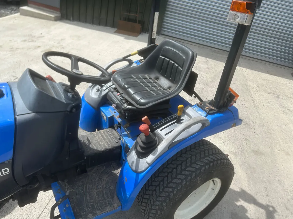 2004 New Holland TC21 Compact Tractor - Image 4
