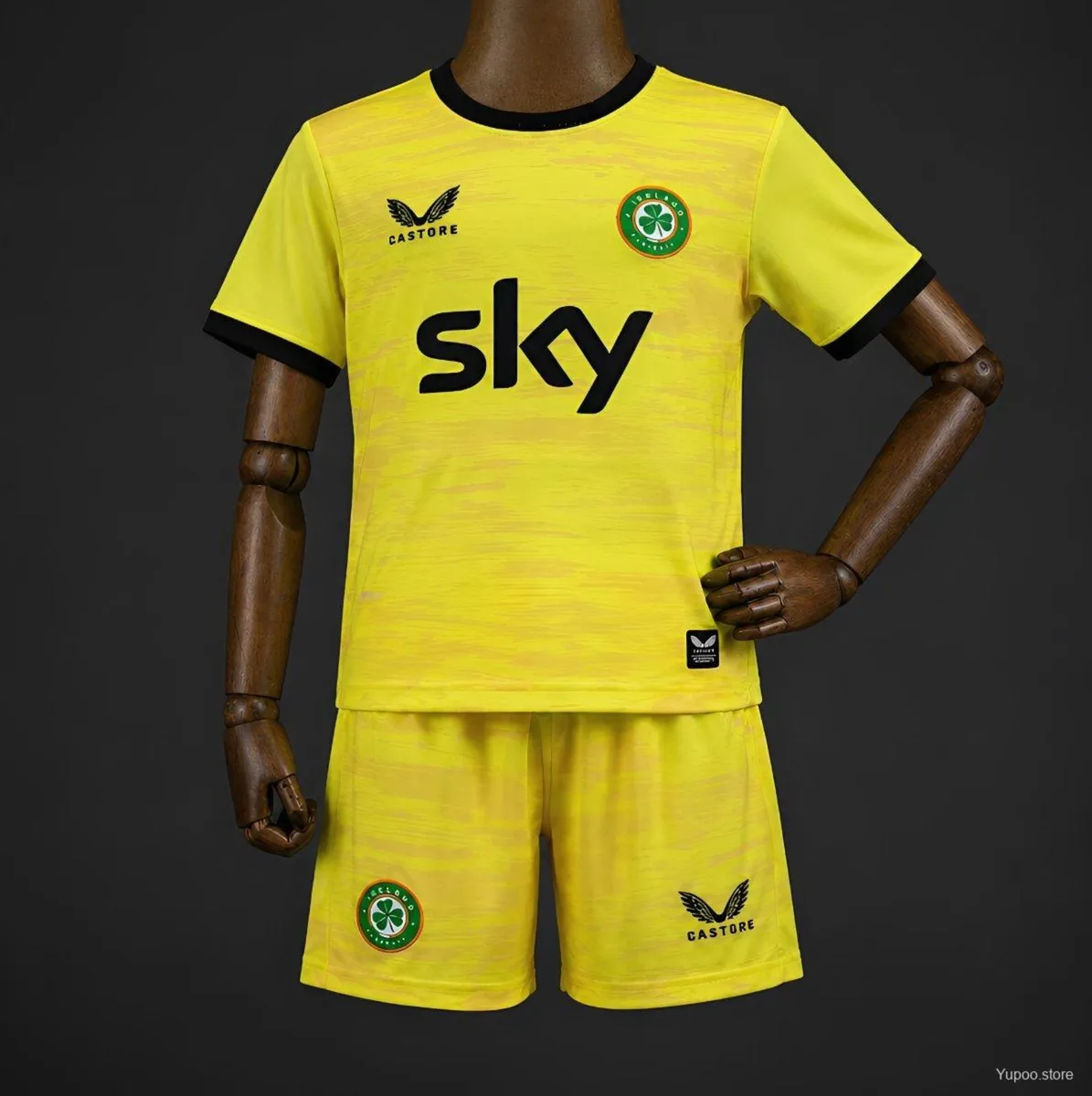 Irish goalkeeper kids soccer kit shirt and shorts - Image 1