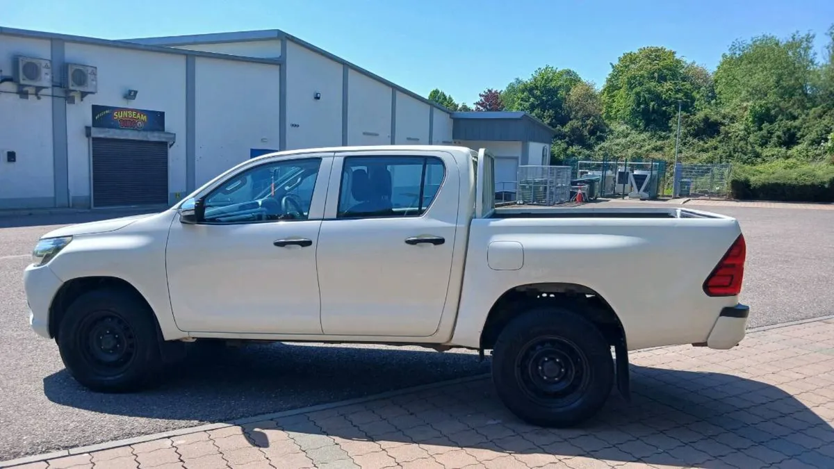 171 Toyota hilux crewcab 4x4 - Image 4
