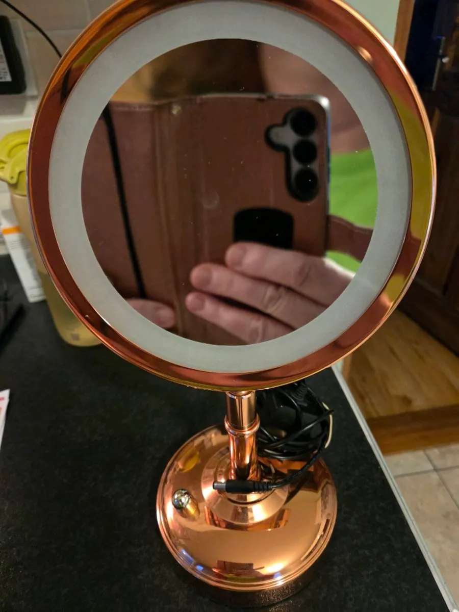 Mirror magnifying with light