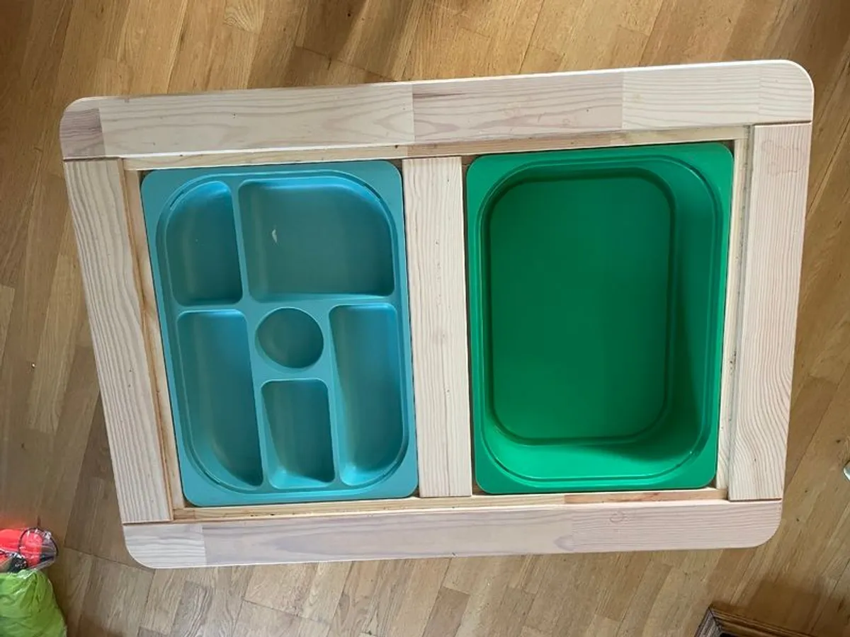 Kids table and stools - Image 3