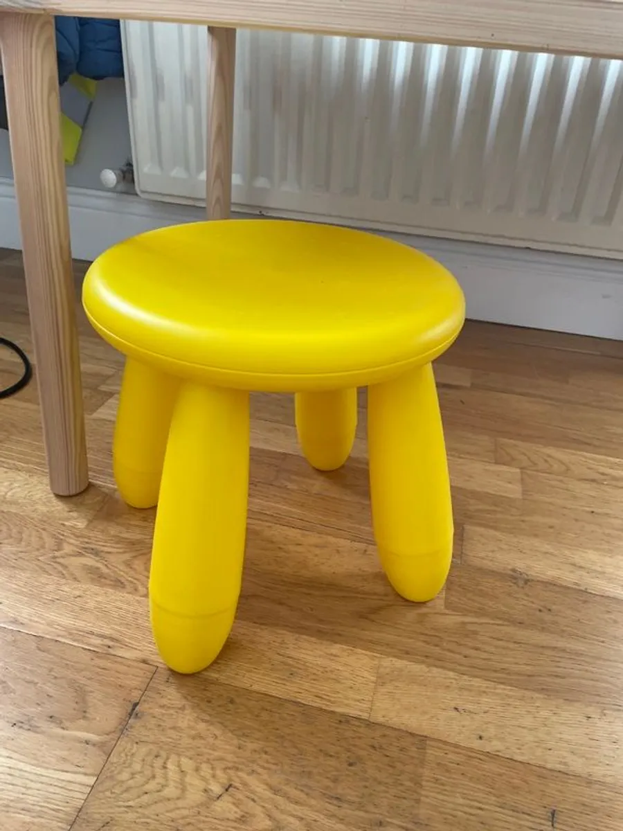 Kids table and stools - Image 4