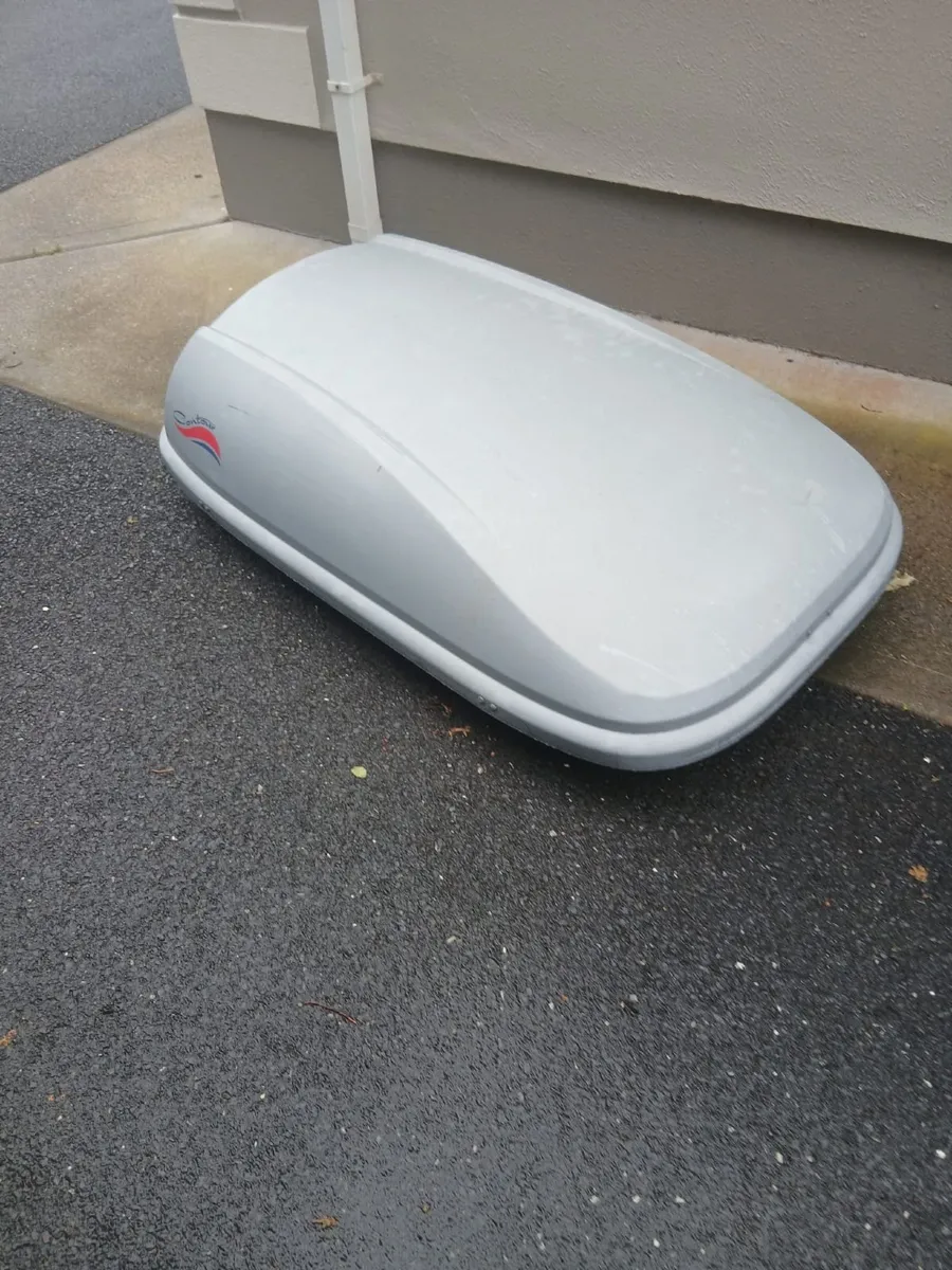 Car roof box