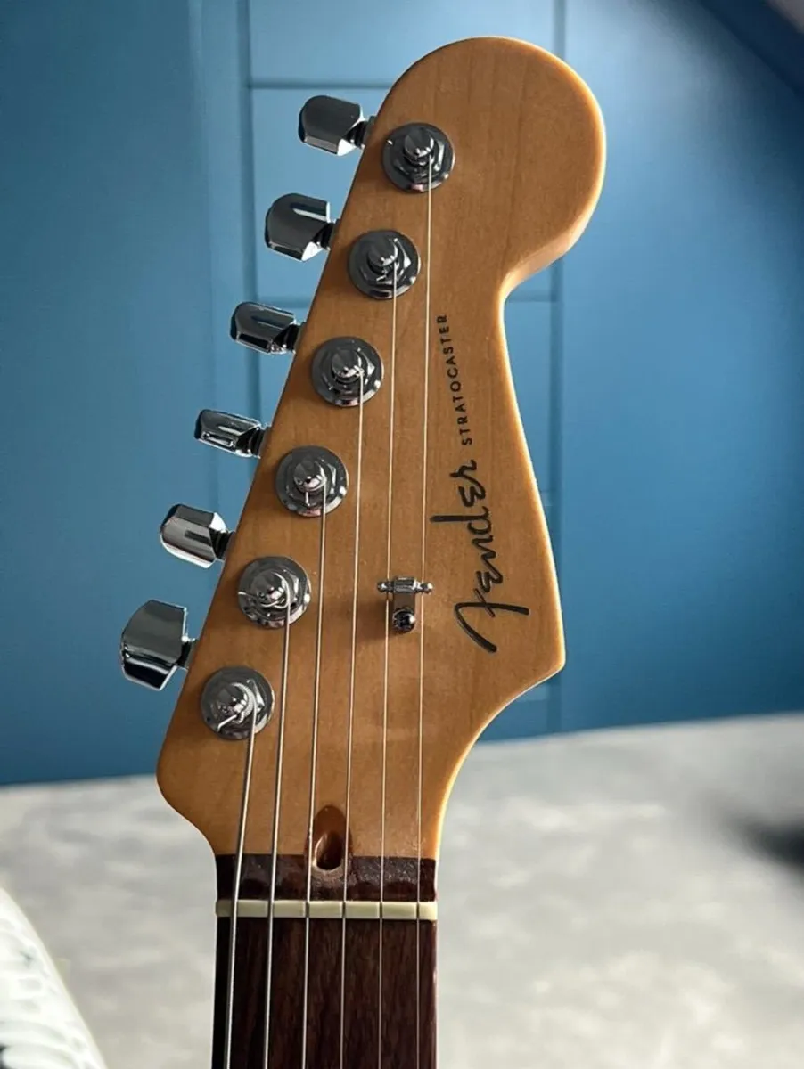 Fender American Deluxe Stratocaster (2005) - Image 1