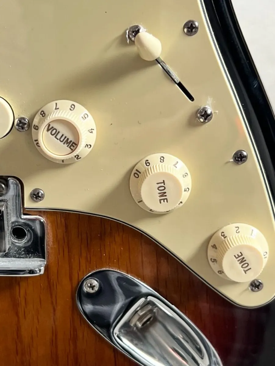 Fender American Deluxe Stratocaster (2005) - Image 4