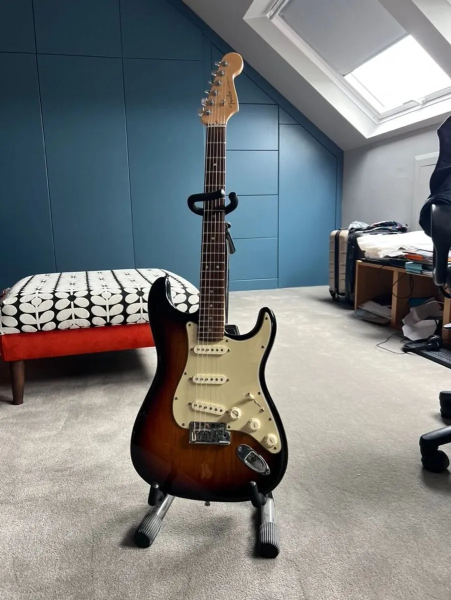 Fender American Deluxe Stratocaster (2005) - Image 2