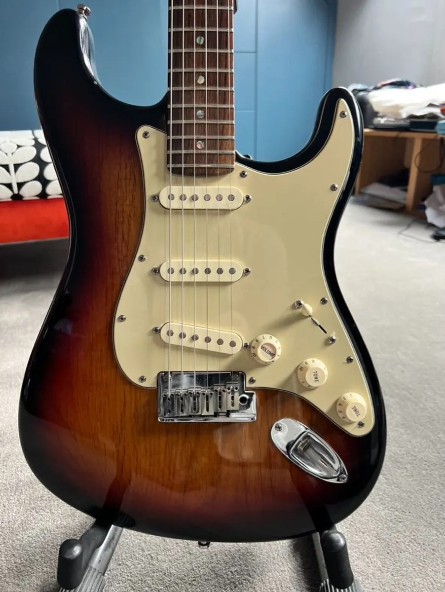 Fender American Deluxe Stratocaster (2005) - Image 3
