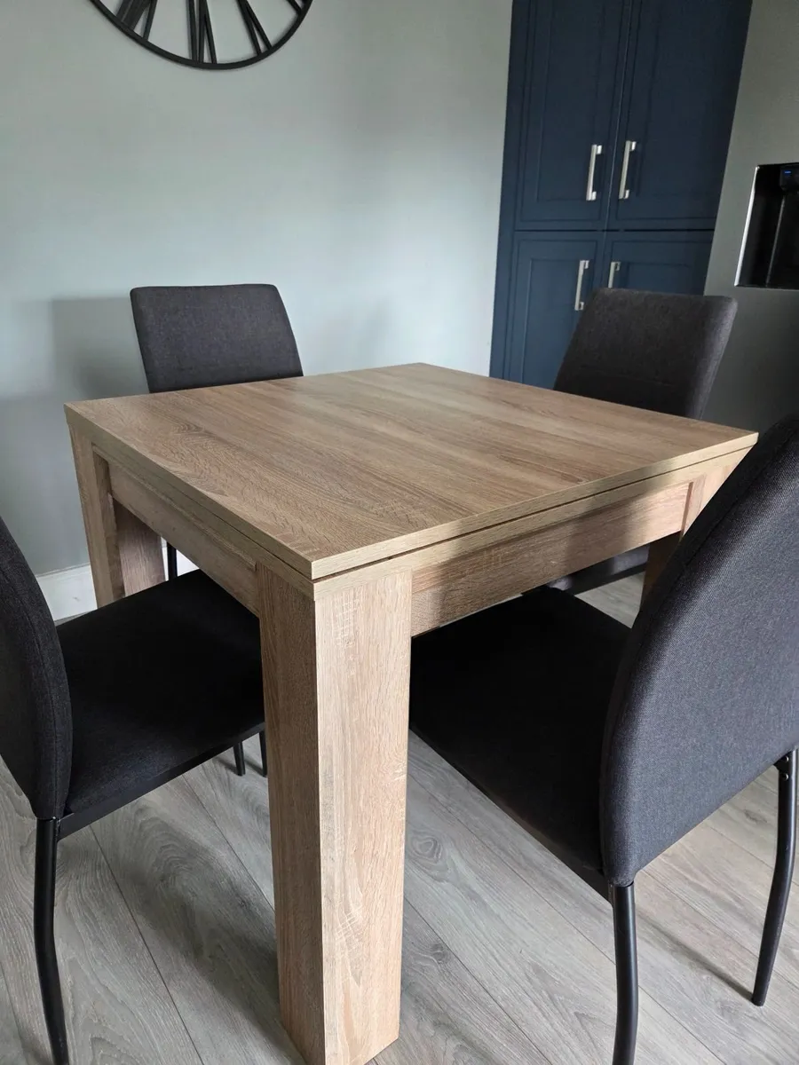 Table and chairs - Image 2