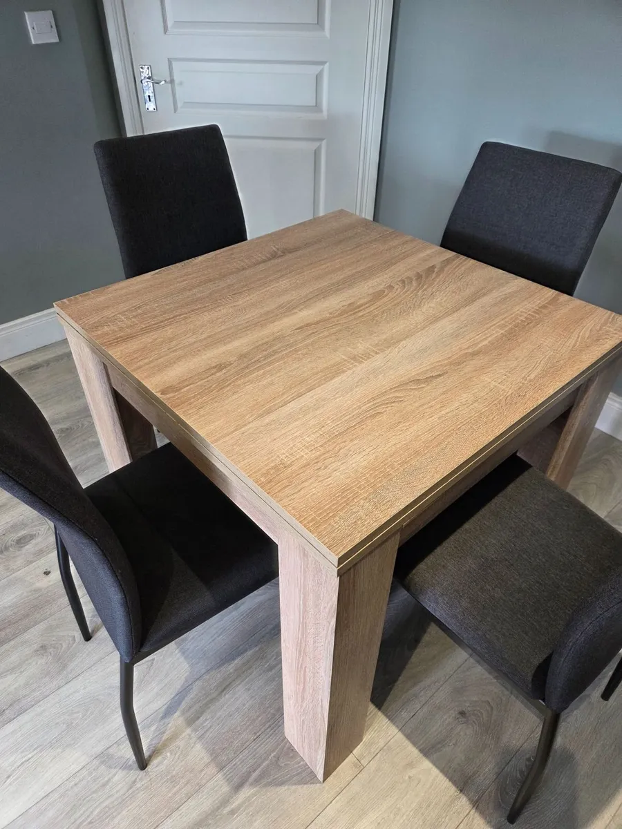 Table and chairs - Image 3
