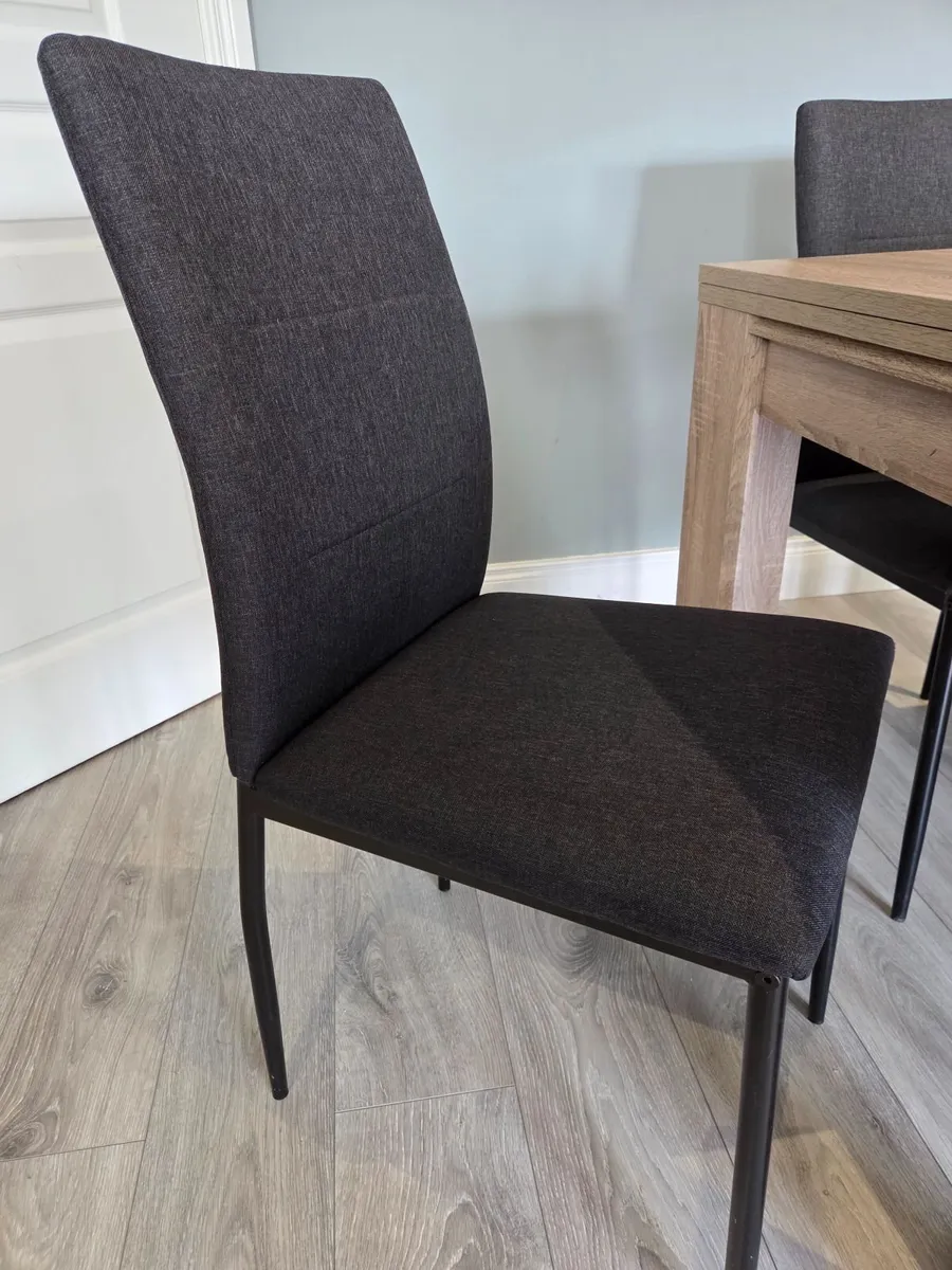 Table and chairs - Image 4