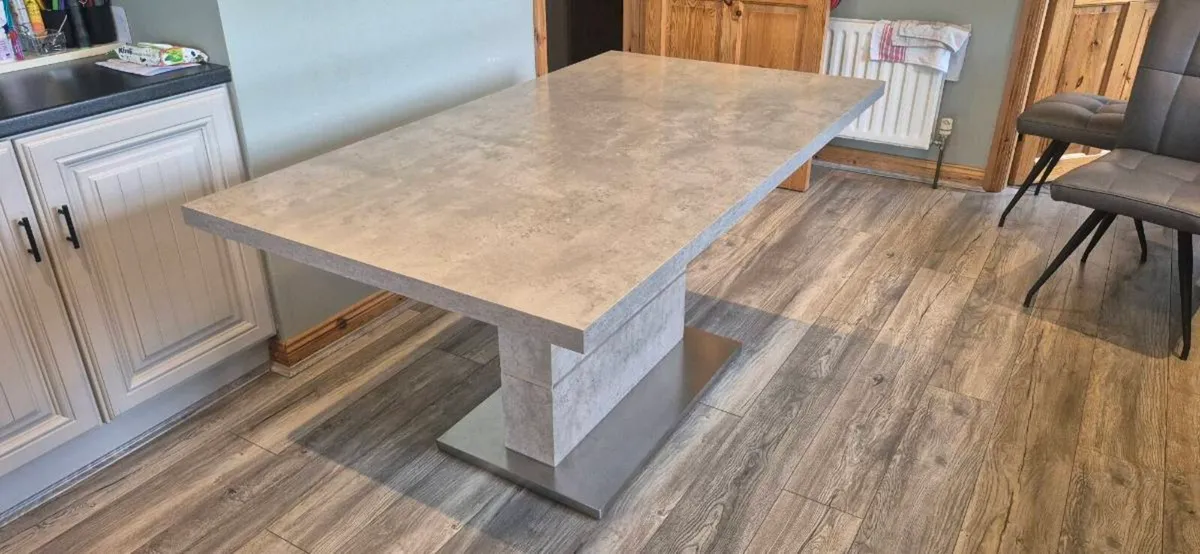 Kitchen table - Image 1