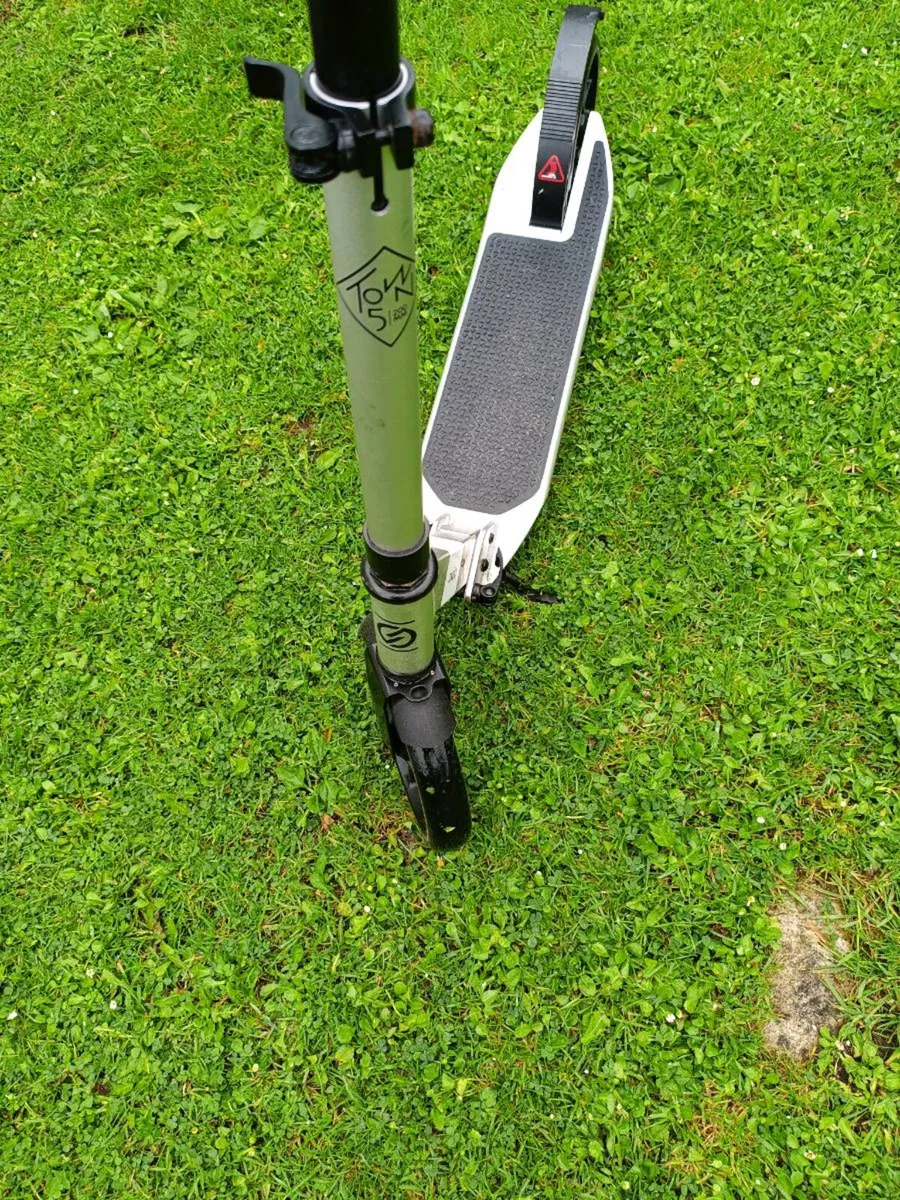 Oxelo adult push scooter, almost new. - Image 2