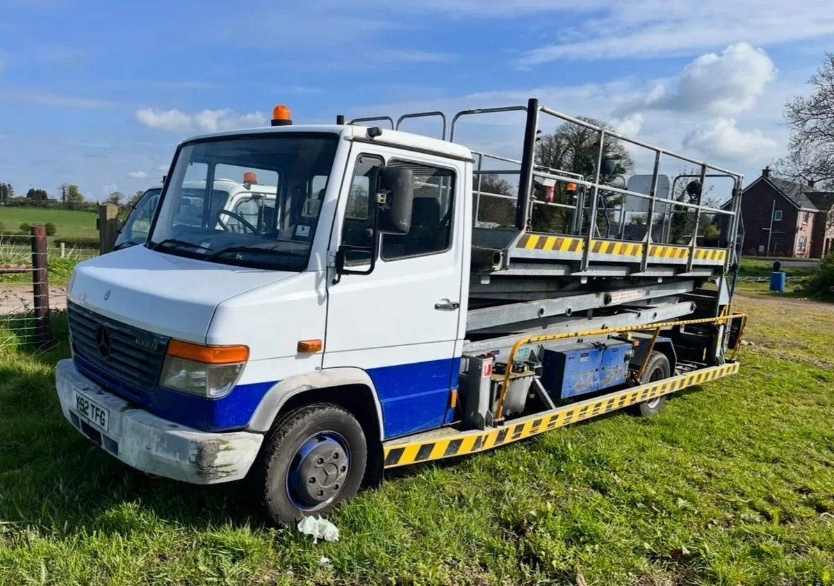 Mercedes scissor lift - Image 1