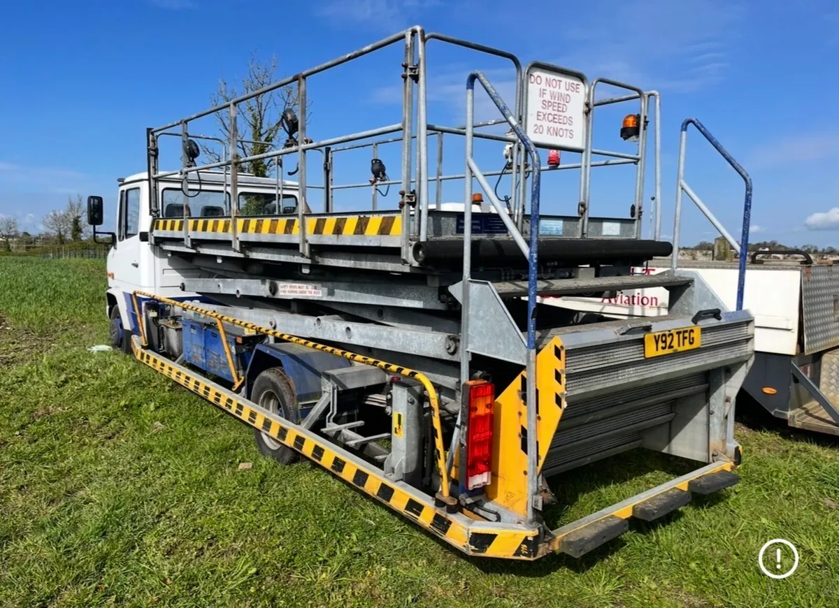 Mercedes scissor lift - Image 3