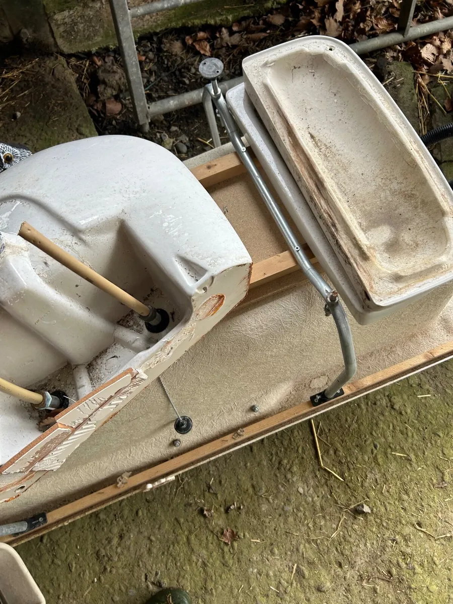 Bathroom parts - Image 1