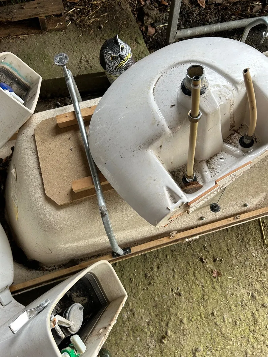 Bathroom parts - Image 3