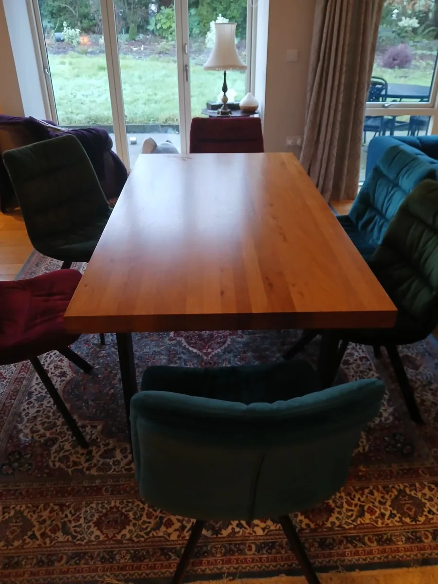 Extendable oak dining table and chairs - Image 1