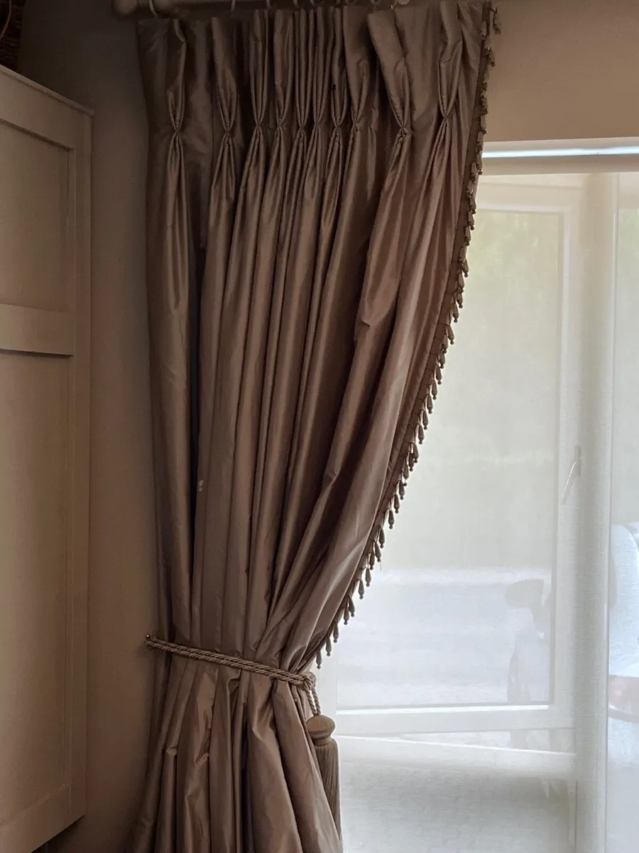 Curtains - Image 2