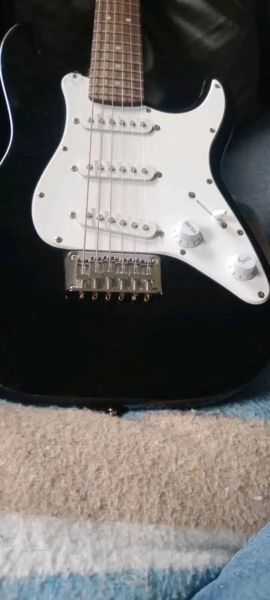 Fender squier mini strat guitar - Image 1
