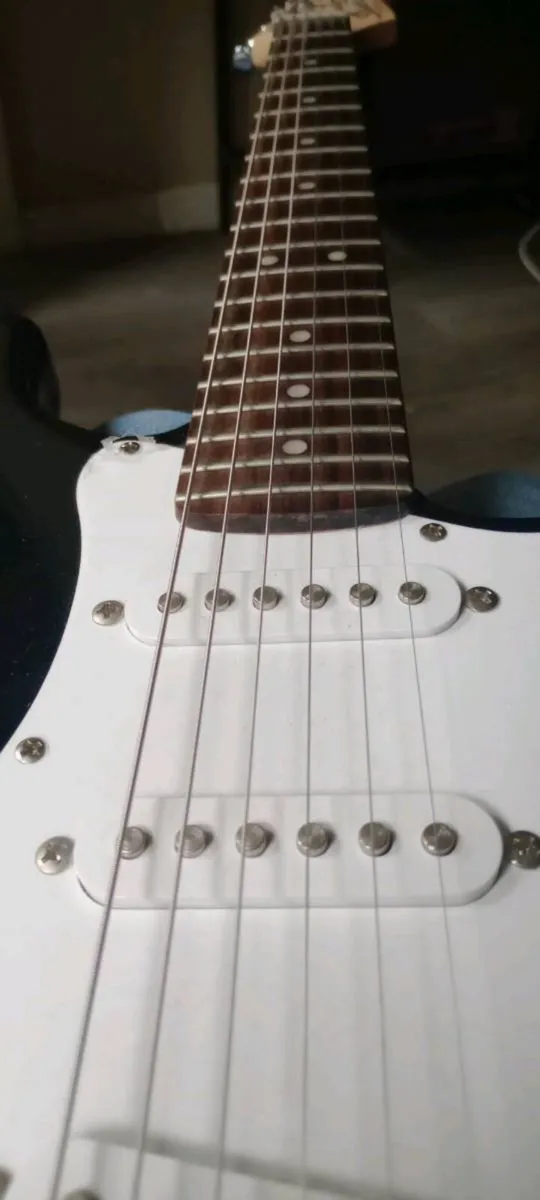 Fender squier mini strat guitar - Image 3