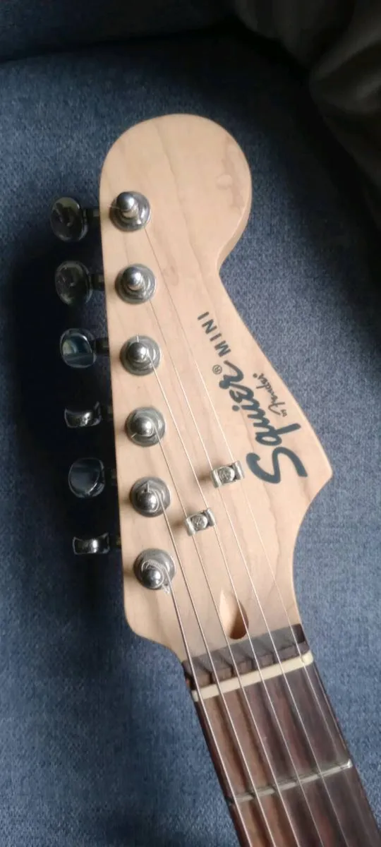 Fender squier mini strat guitar - Image 4