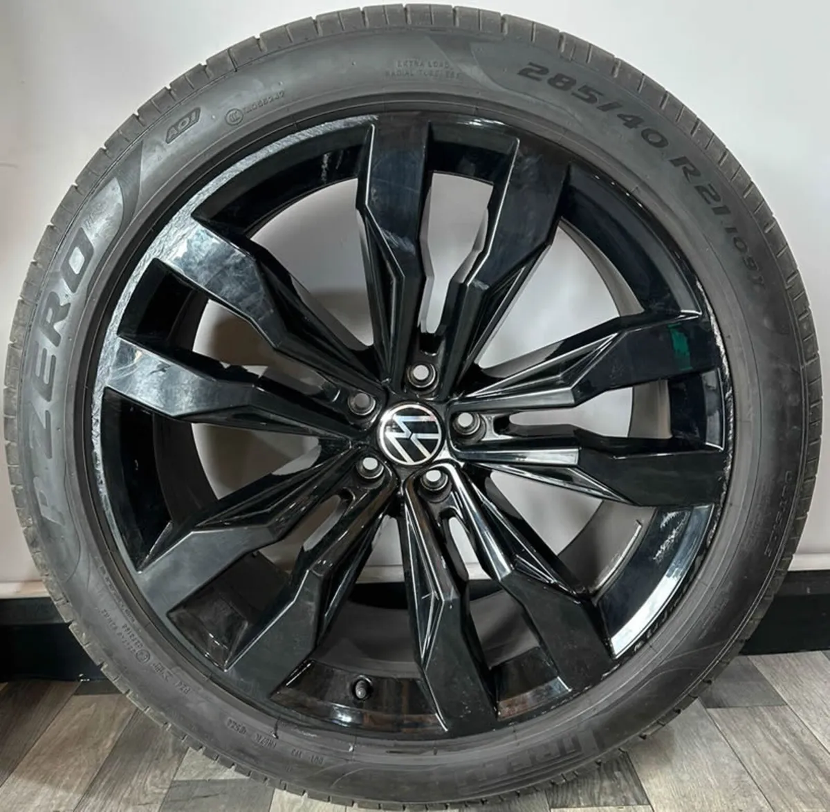 21" Genuine VW TOUAREG SUZUKA Wheels & PIRELLIS - Image 2