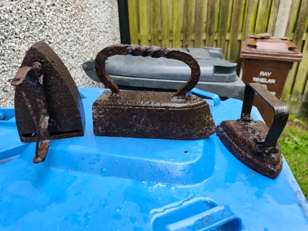 Vintage clothes irons - Image 2