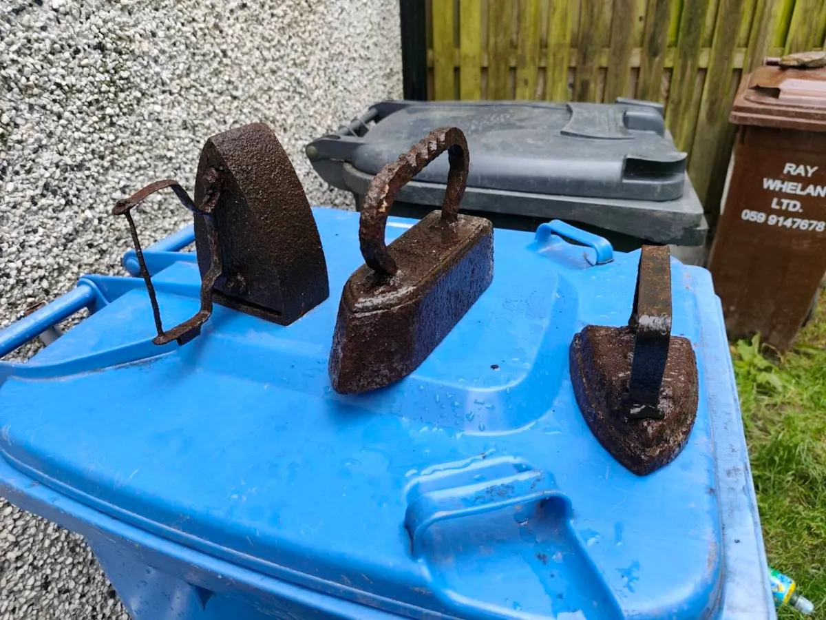 Vintage clothes irons - Image 3
