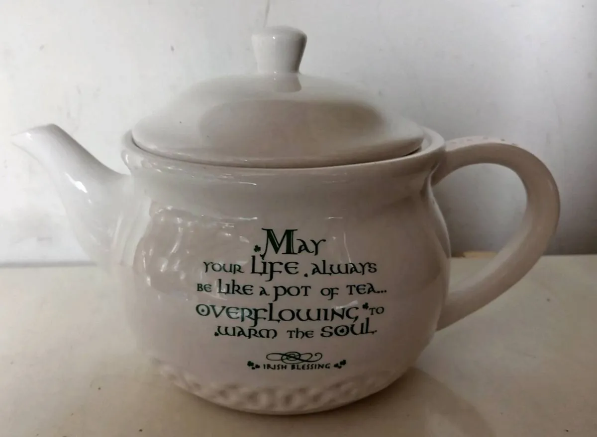 Vintage Russ Berry Teapot - Image 1