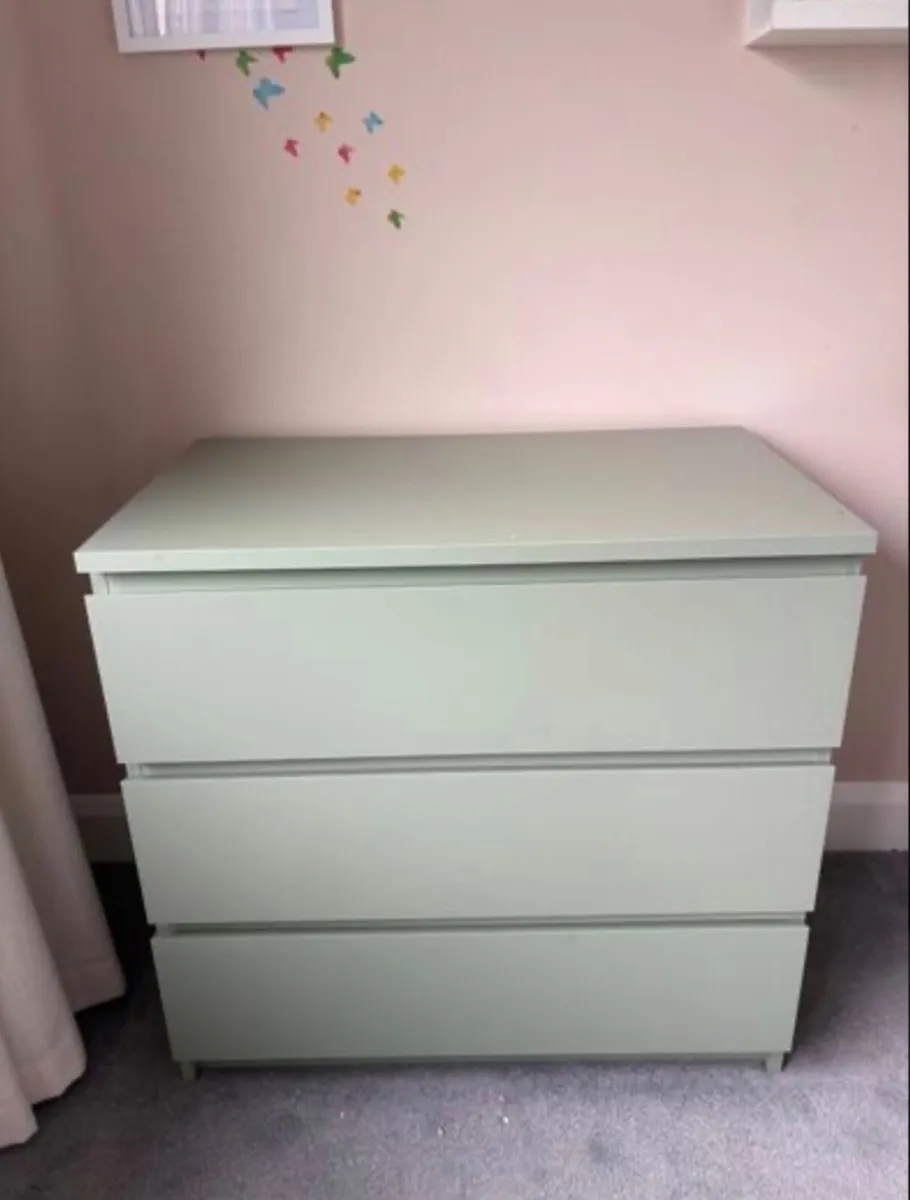 Chest of drawers