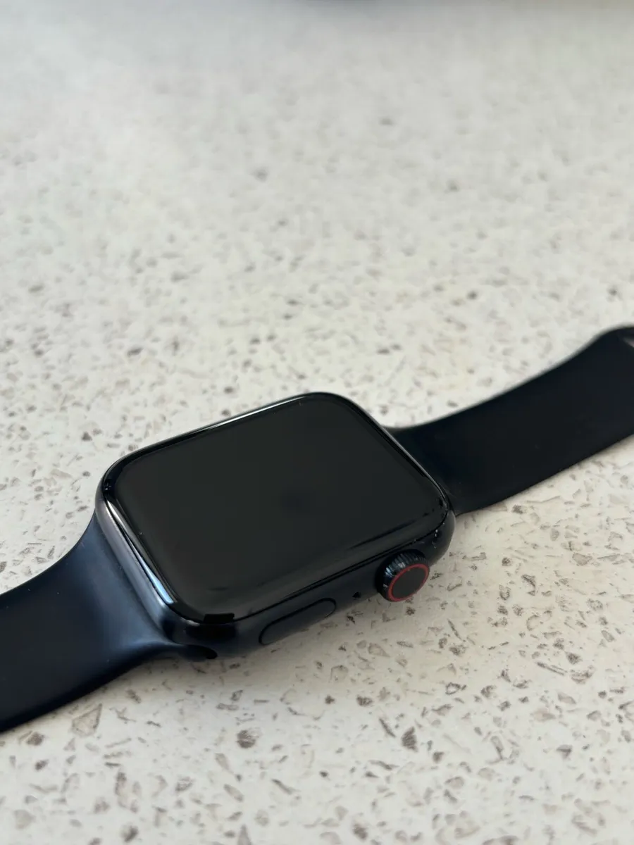 Apple SE Cellular Watch 44mm - Image 1