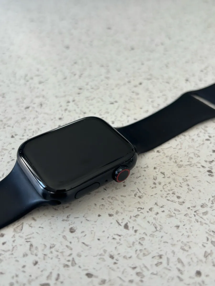 Apple SE Cellular Watch 44mm - Image 2