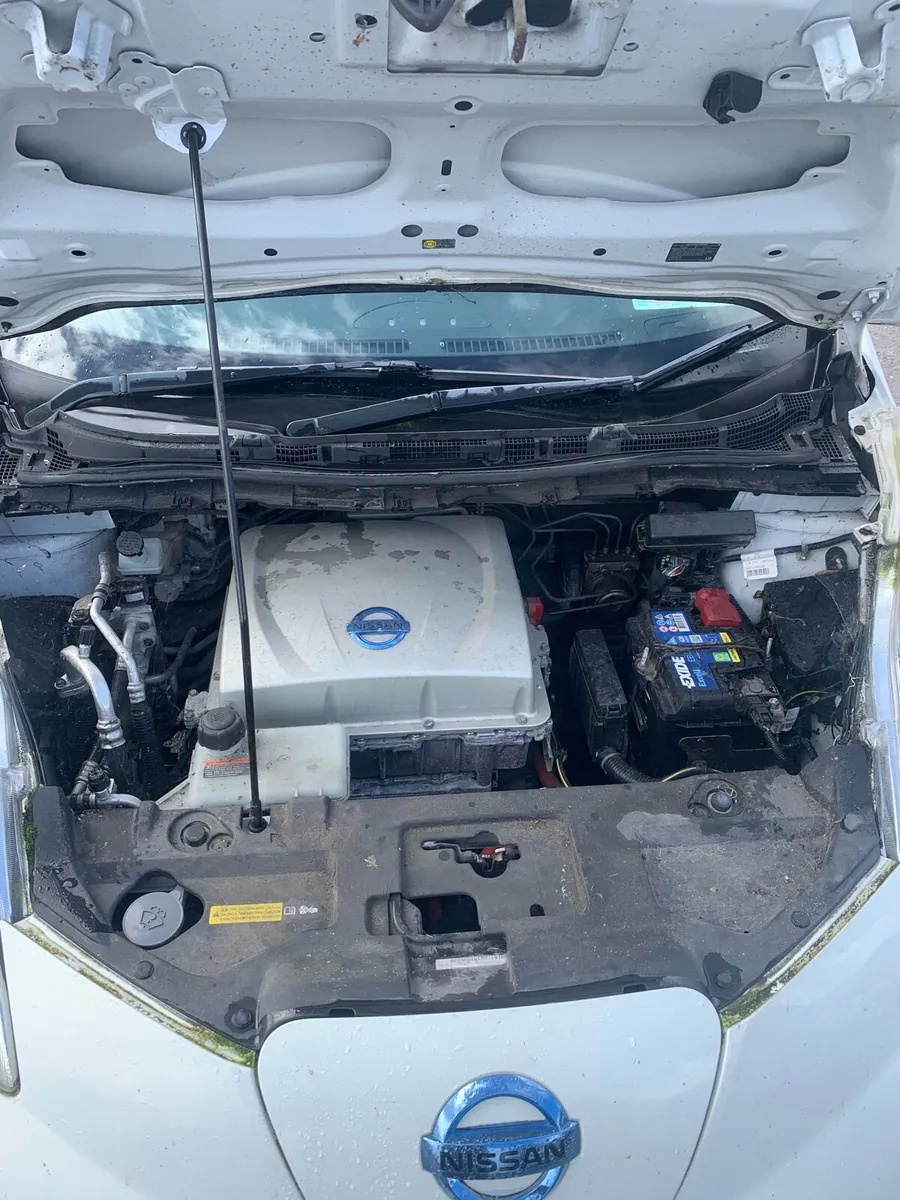 151 White Nissan Leaf 24 kw/h for parts, breaking - Image 2