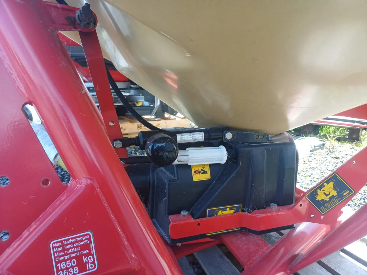 Vicon Fertilizer Spreader - Image 3