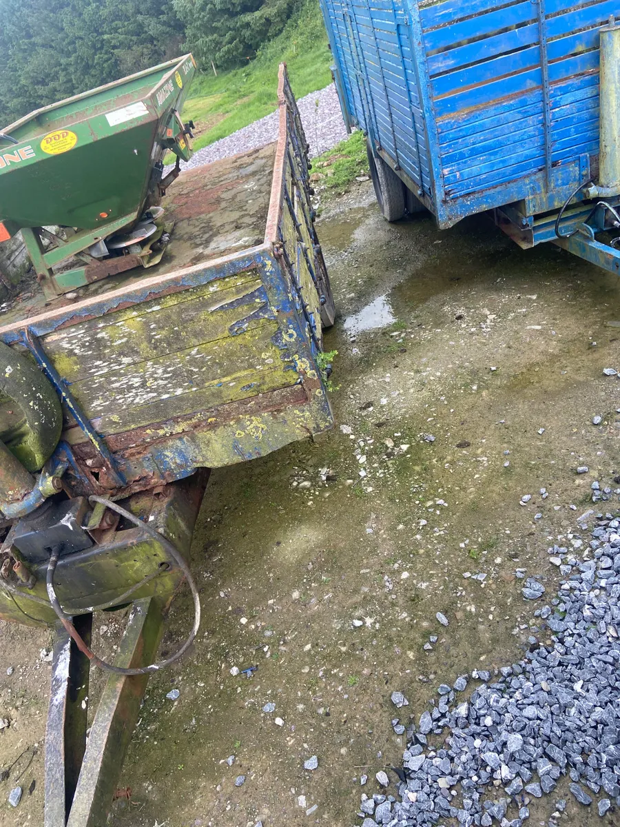 Old tipping trailer - Image 2
