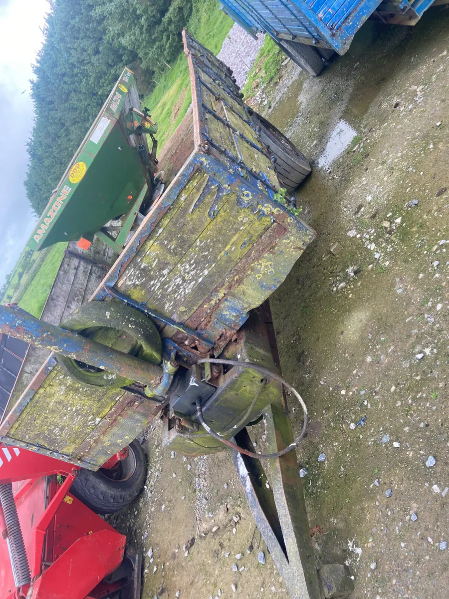 Old tipping trailer - Image 1