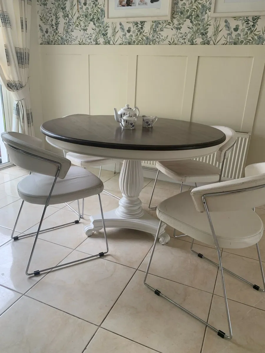 French style table (chairs included) - Image 1