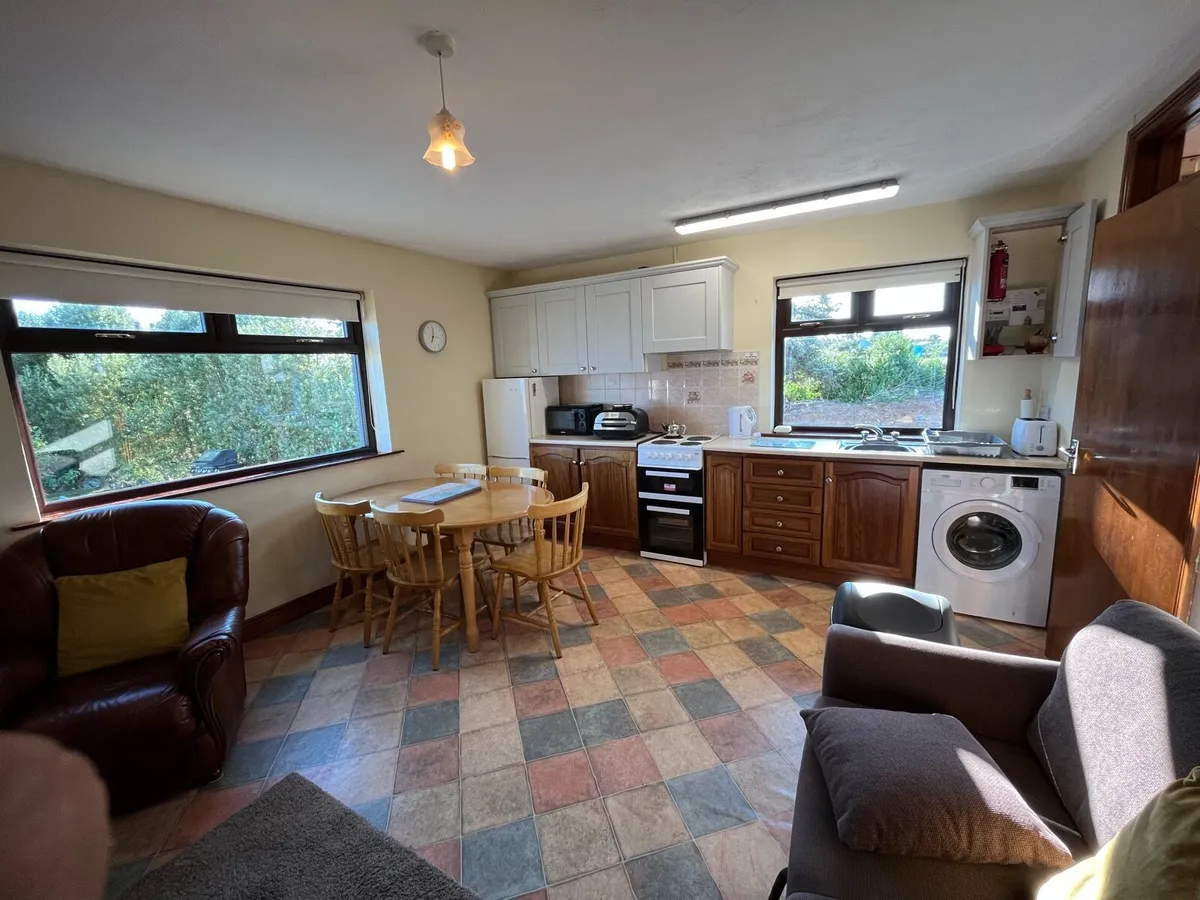 Self catering apartment for weekly rent - Image 3