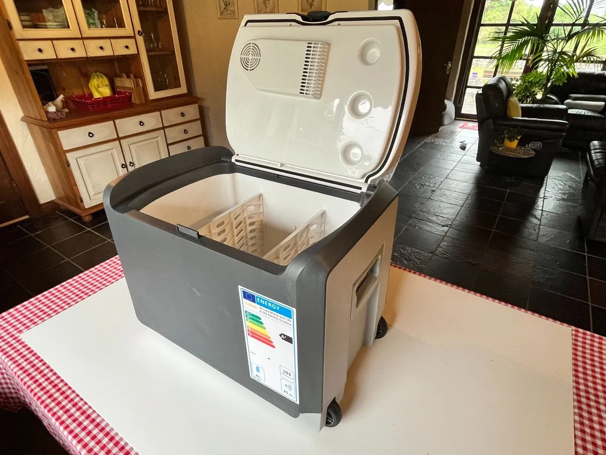 Halfords 40L Electric Powered Wheeled Coolbox - Image 2
