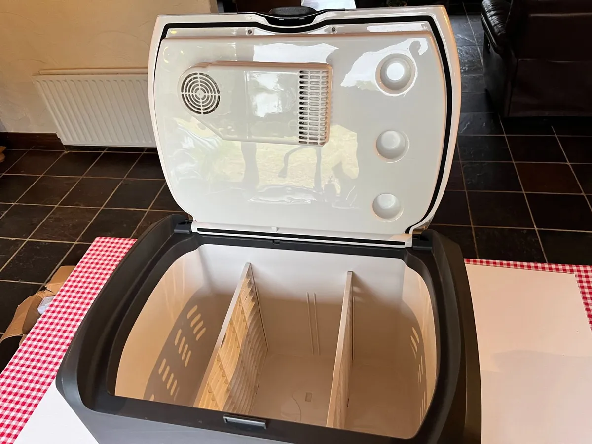 Halfords 40L Electric Powered Wheeled Coolbox - Image 3