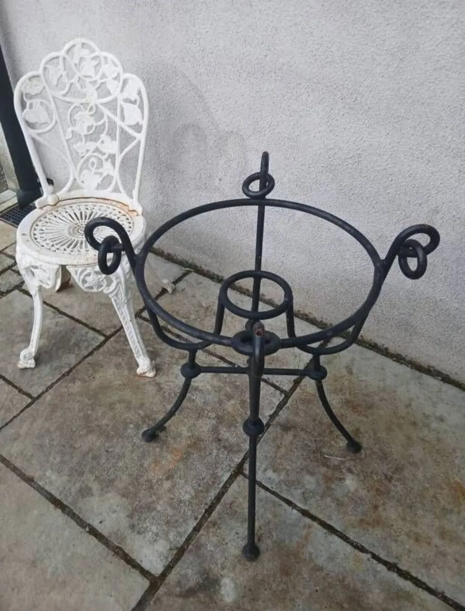 Two heavy garden chairs and table - Image 3