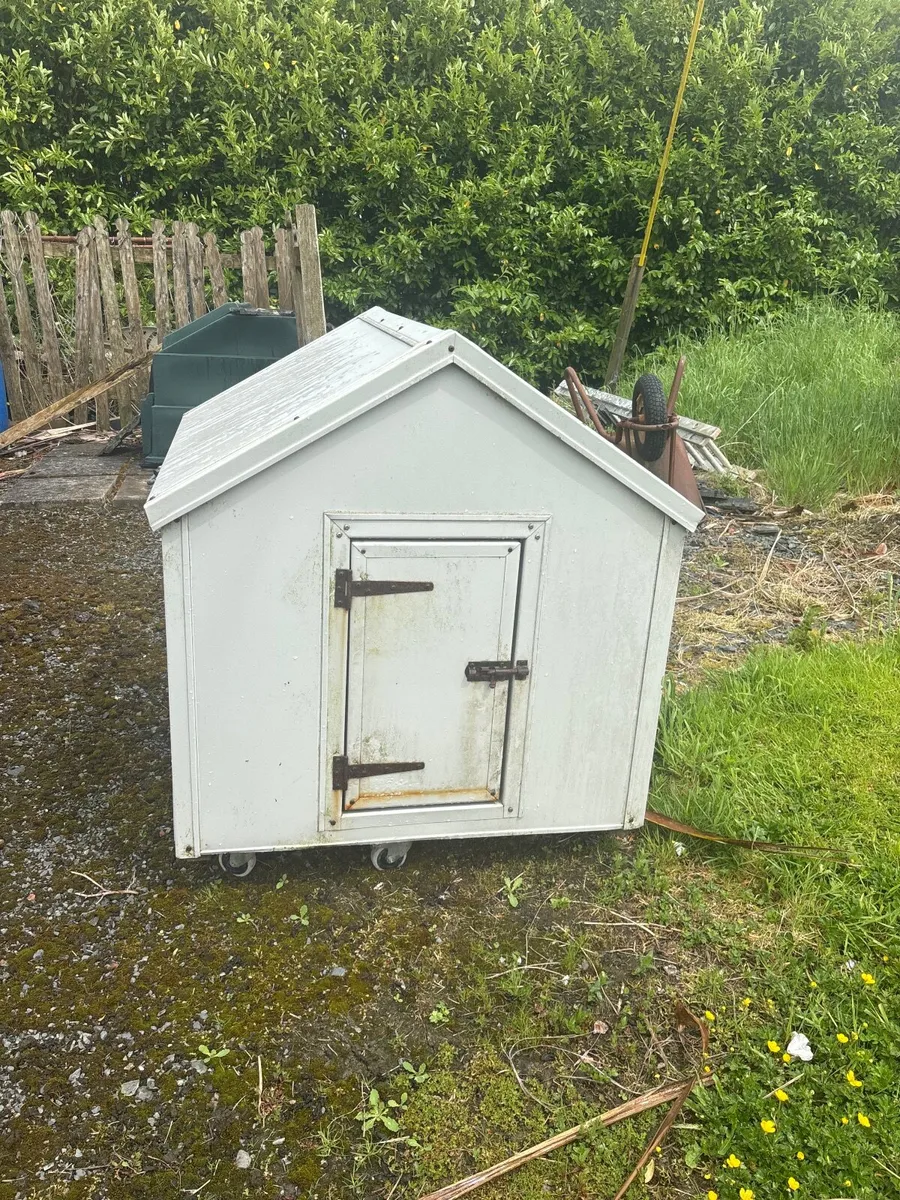 Dog kennel - Image 1