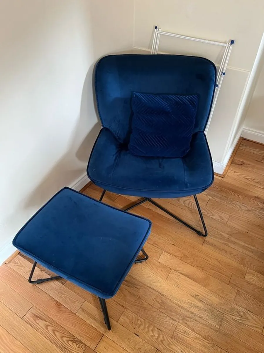 Arm chair and footrest - Image 1