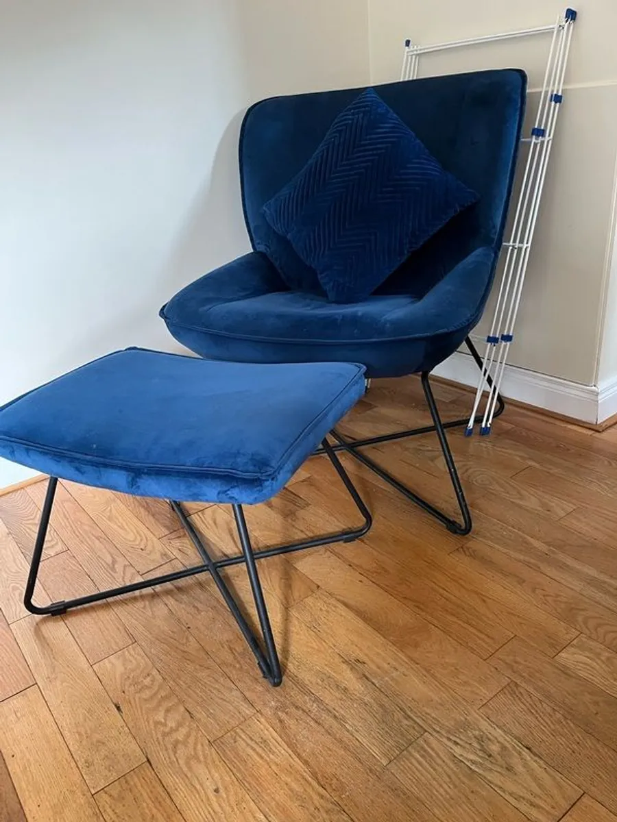 Arm chair and footrest - Image 2