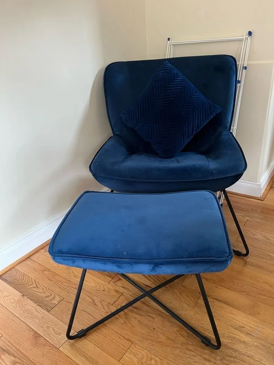 Arm chair and footrest - Image 3