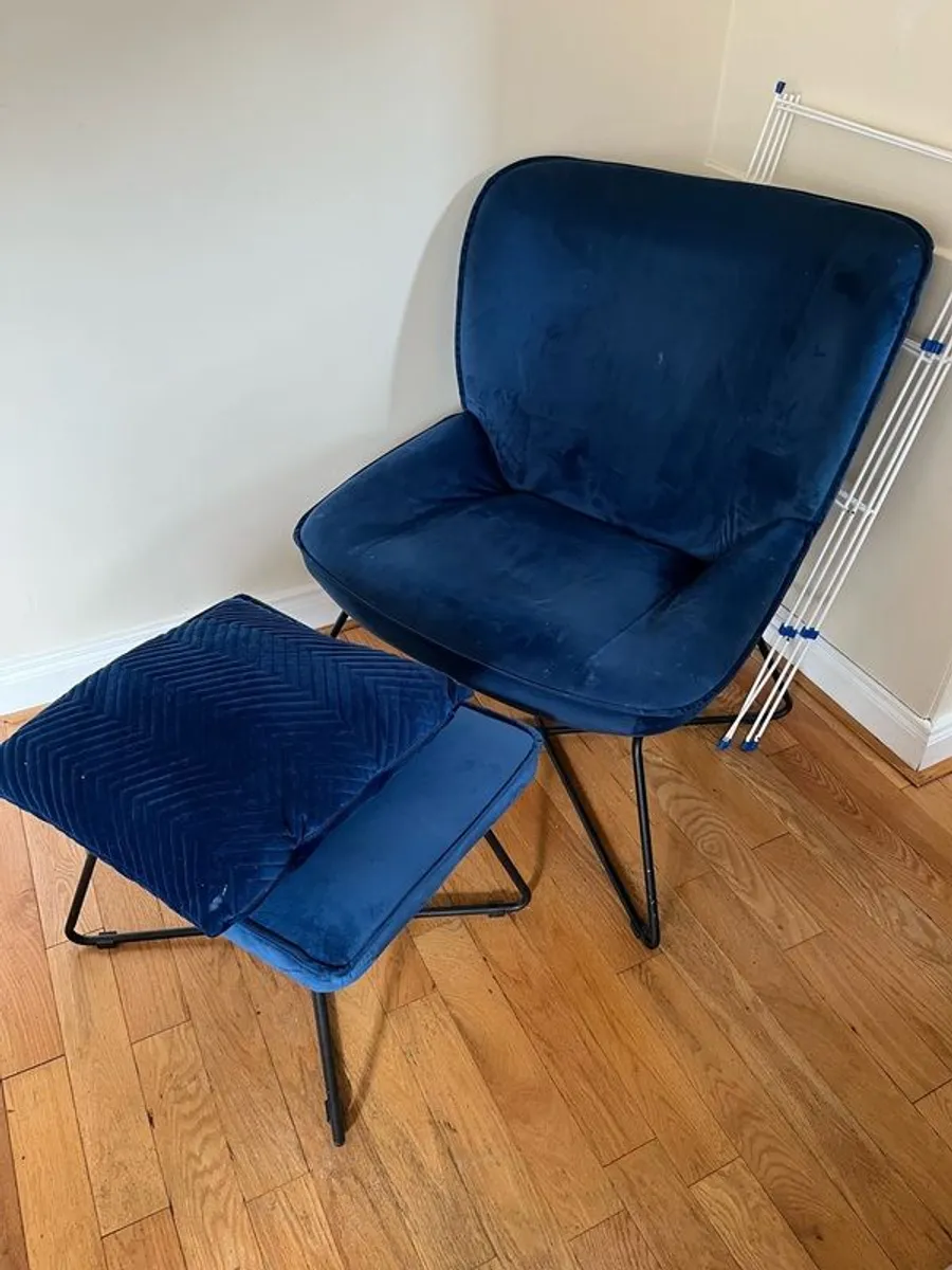 Arm chair and footrest - Image 4