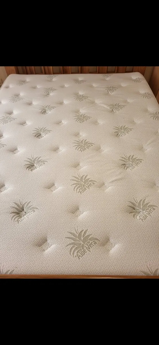 King-size mattress only month old - Image 1