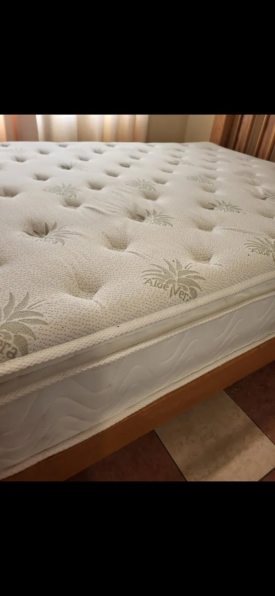 King-size mattress only month old - Image 2