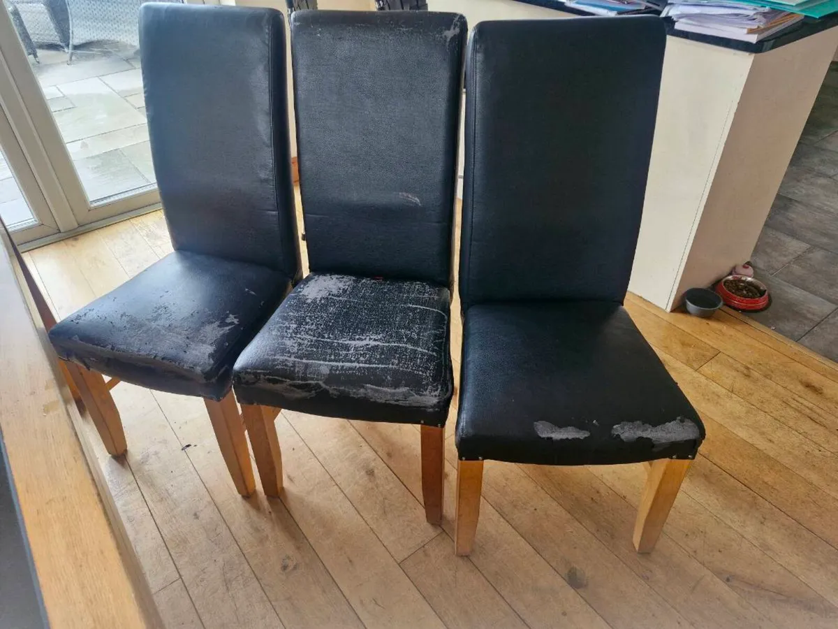 Table and chairs - Image 4